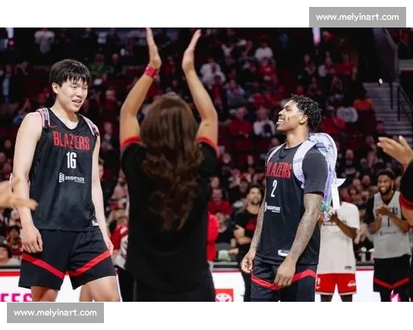 一身白配粉书包！杨瀚森登机赴客场